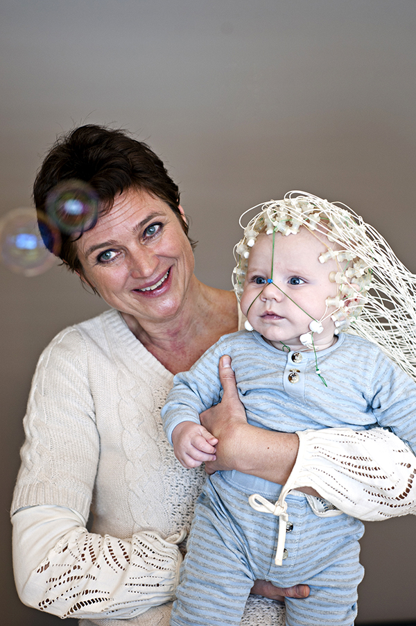 – Nervecellene hos de minste barna danner opp mot tusen nye koblinger i sekundet, forteler professor Audrey van der Meer. Hun forsker på babyers hjerneutvikling. Foto: Lena Knutli