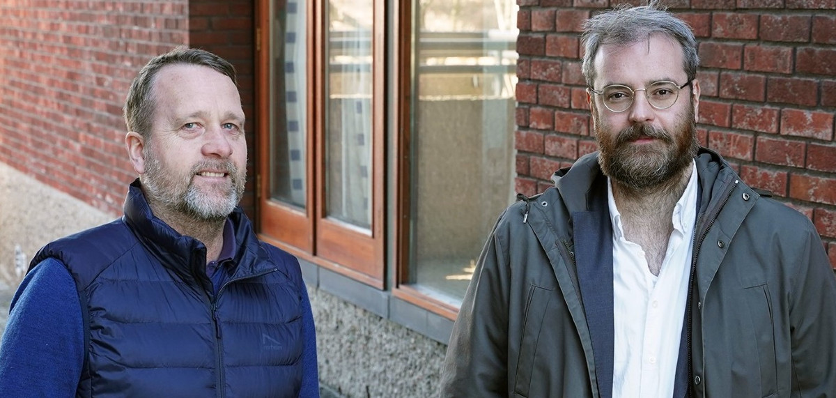 Rolf Vegar Olsen (venstre og Henrik Galligani Ræder møtes til samtale om hvordan nasjoale prøver brukes (foto: Shane Colvin/UiO)