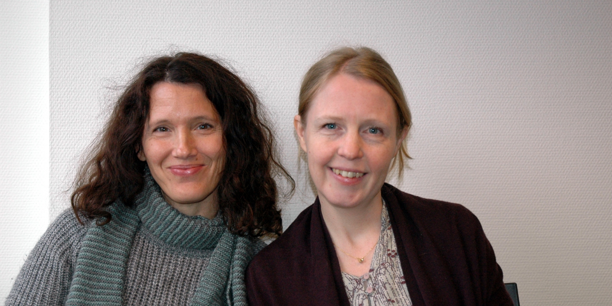 Marlen Ferrer (t.v.) og Annika Wetlesen (t.h.) og drøfter hva som ligger i begrepet kritisk tenkning og knytter det til teorier om danning. Foto: Kari Aamli