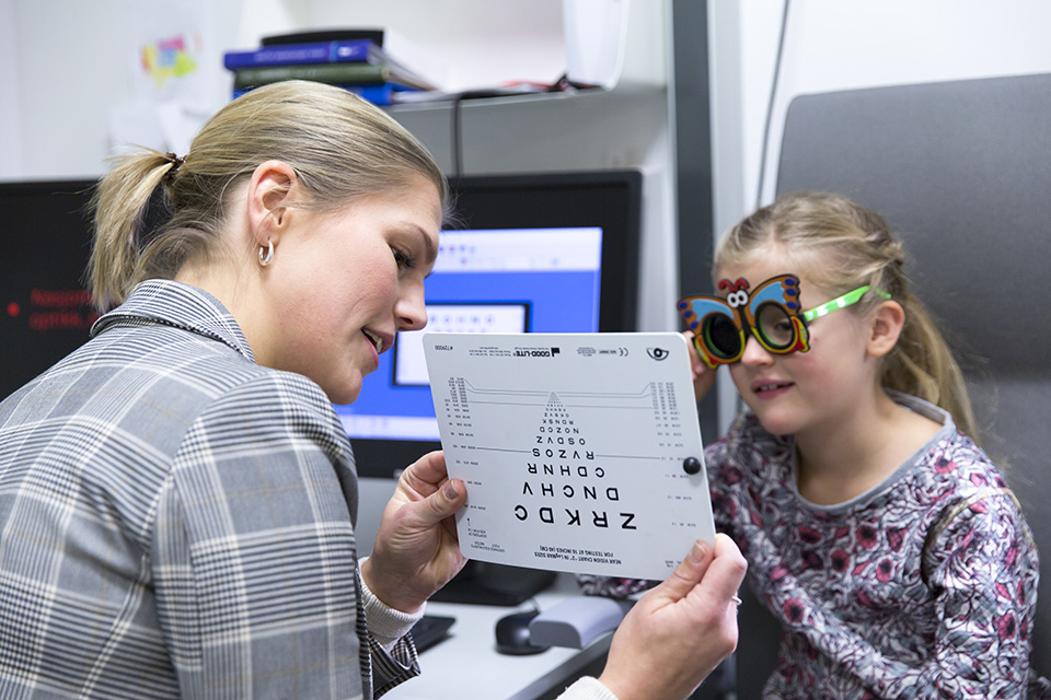 1 av 9 skolebarn, eller så mange som 70 000 norske skolebarn, kan ha uoppdagede synsfeil, ifølge kronikkforfatterne. Synstesting må inn i skolen, på flere alderstrinn, mener de. (Foto: Tine Poppe, USN)