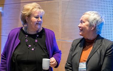 Erna Solberg og Kathrine Skretting (foto: HINN) Statsminister Erna Solberg og rektor Kathrine Skretting på ICDE-konferansen (foto: HINN)