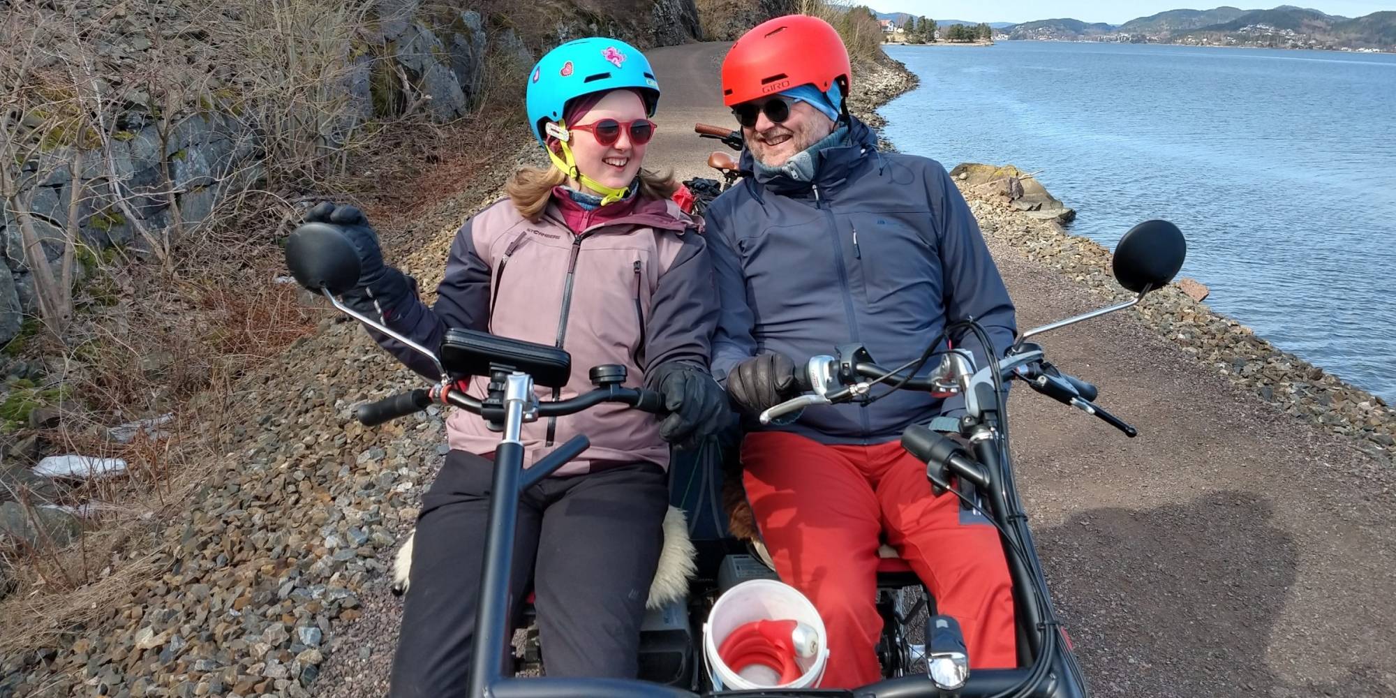 Sofie og pappa Kjartan Skogly Kversøy er ofte på sykkeltur med sin elektriske tandemsykkel. Det er lett å kommunisere når du sitter ved siden av hverandre på sykkel og du kan peke og kommentere det som du møter underveis. Foto: Eva Daae Kversøy