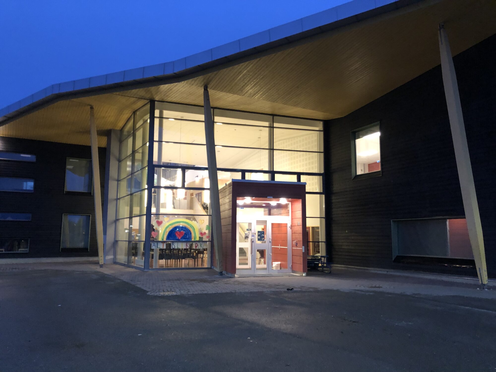 Lave lysnivåer i høst og vintermånedene, som her ved Fagereng skole i Tromsø, reduserer eksponering for naturlig blått lys og gjør bruk av kunstig lys nødvendig. Arkitekter: Arkitektlaget og HMXW arkitekter. Foto: Solvår Wågø/SINTEF