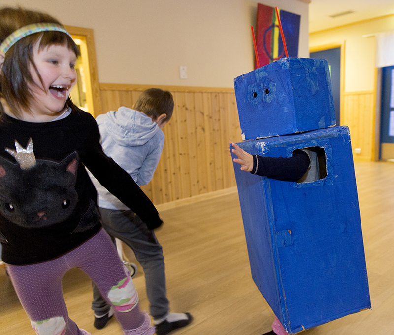 Samiske unger leker i barnehage